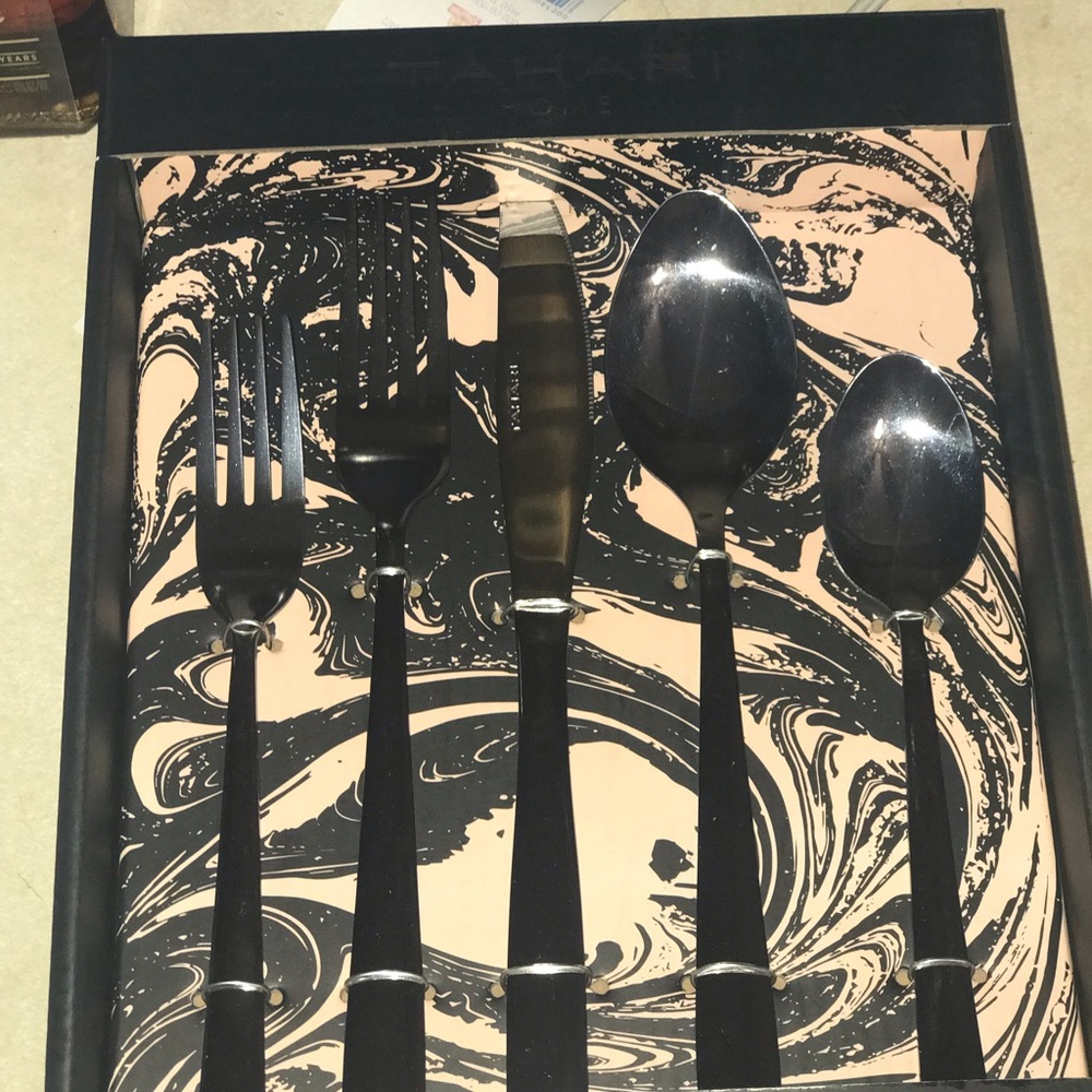 Tahari Home 20 piece Flatware Set